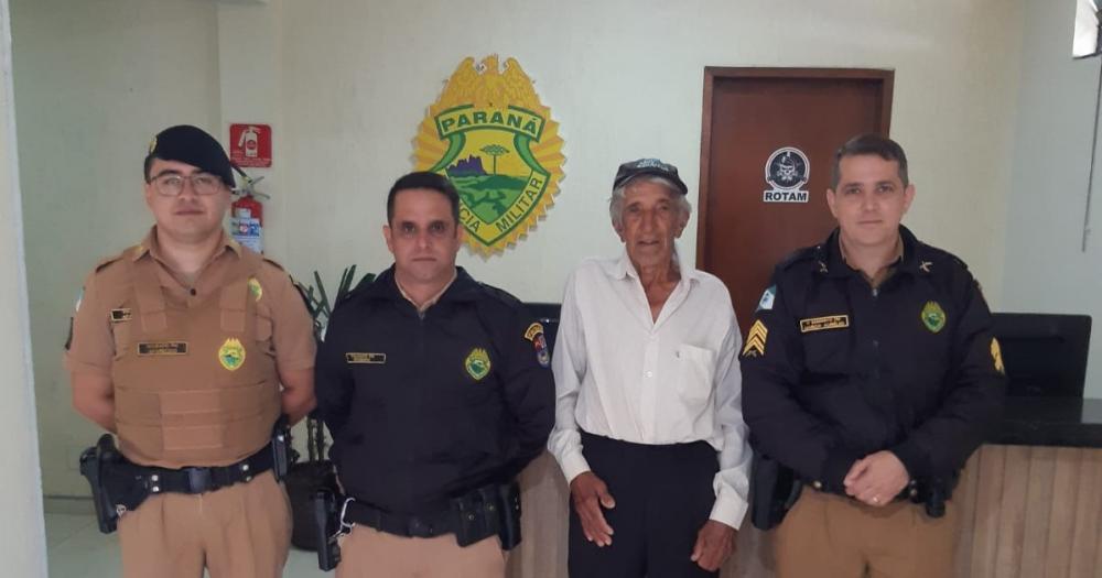 Brazense de 91 anos fã da PM visita sede da 2ª CIA e conhece policiais