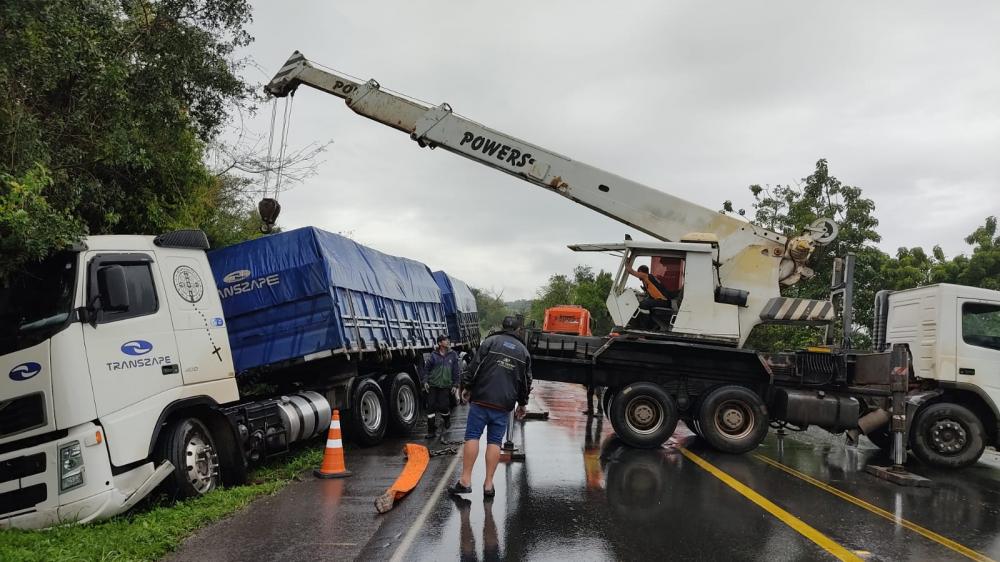 Chuva forte causa acidente envolvendo três caminhões na PR-092