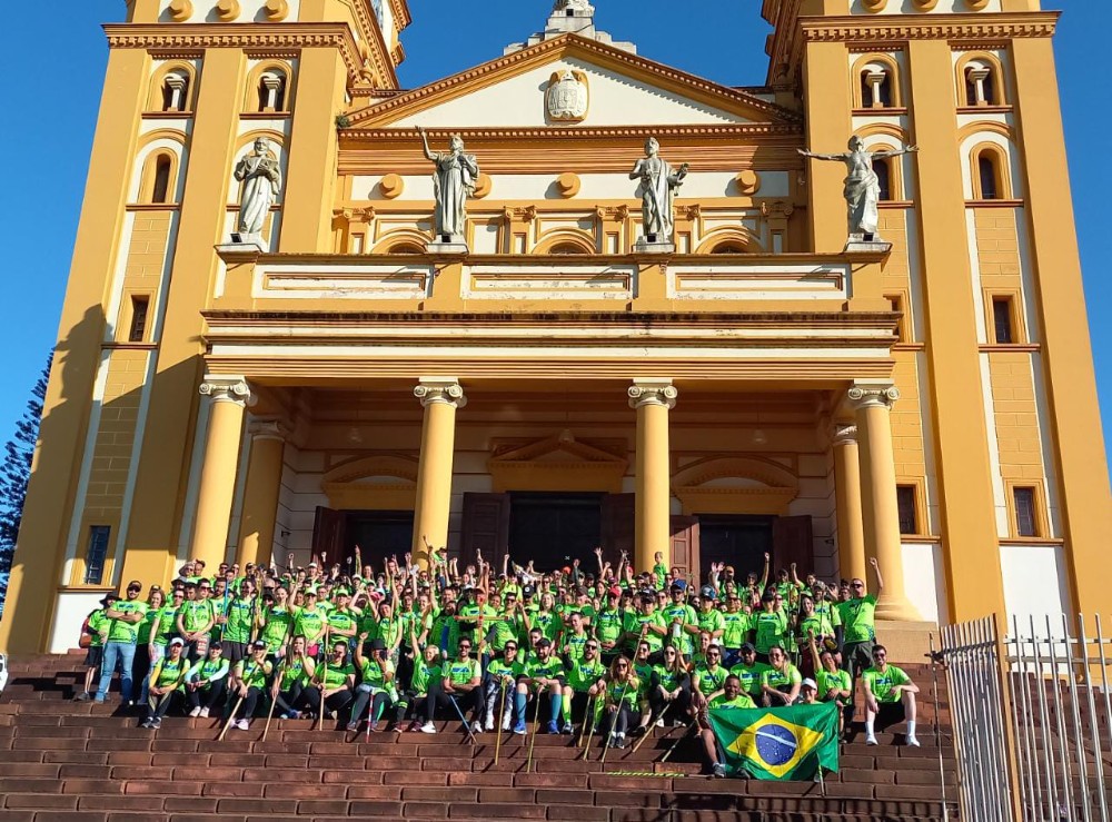Peregrinos andam mais de 100 km até o Santuário de São Miguel Arcanjo