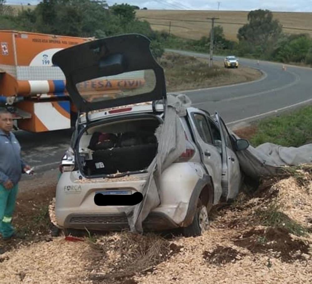 Acidente envolvendo carro e carreta deixa bebê e cinco pessoas feridas em Arapoti