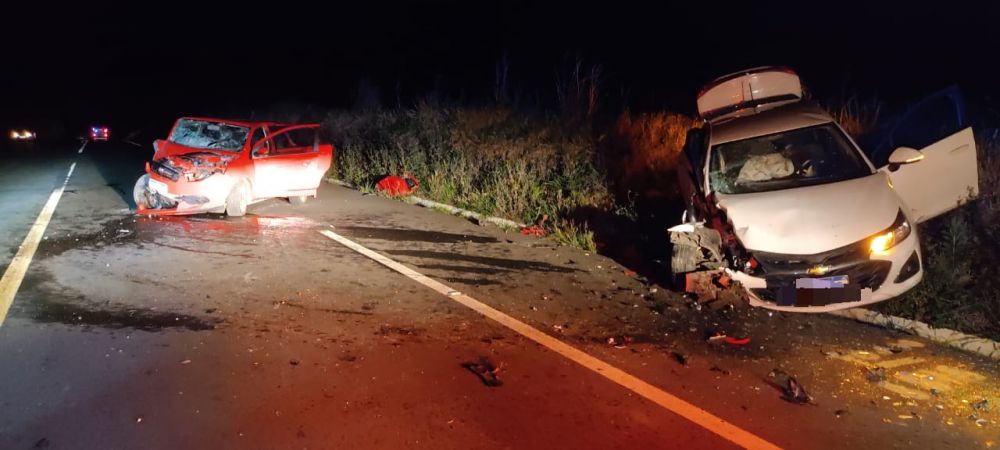 Ultrapassagem termina com batida de frente e dois feridos na BR-153