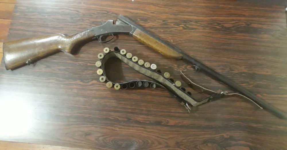 Caçadores são presos por porte ilegal de armas e maus tratos aos animais