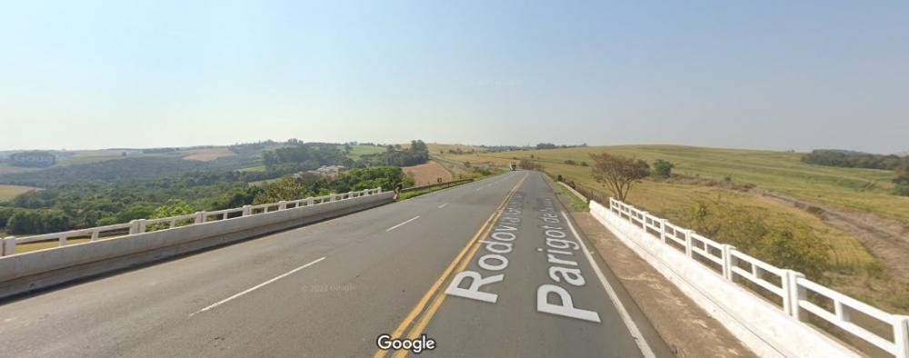 Caminhão sai da pista e fica “pendurado” na PR-092 em Arapoti