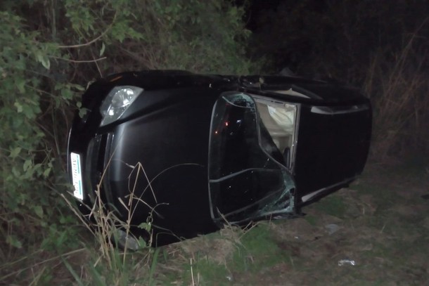 Carro capota e motorista “some” depois do acidente