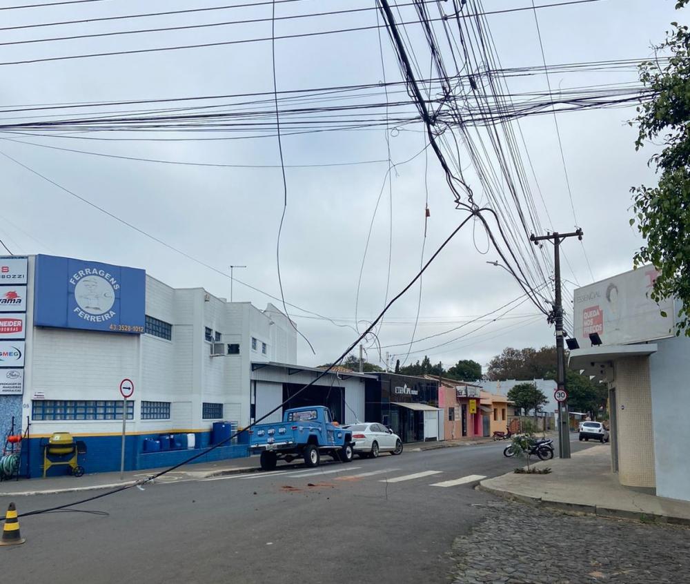 Caminhão arrebenta fiações e deixa parte do centro de W. Braz sem energia