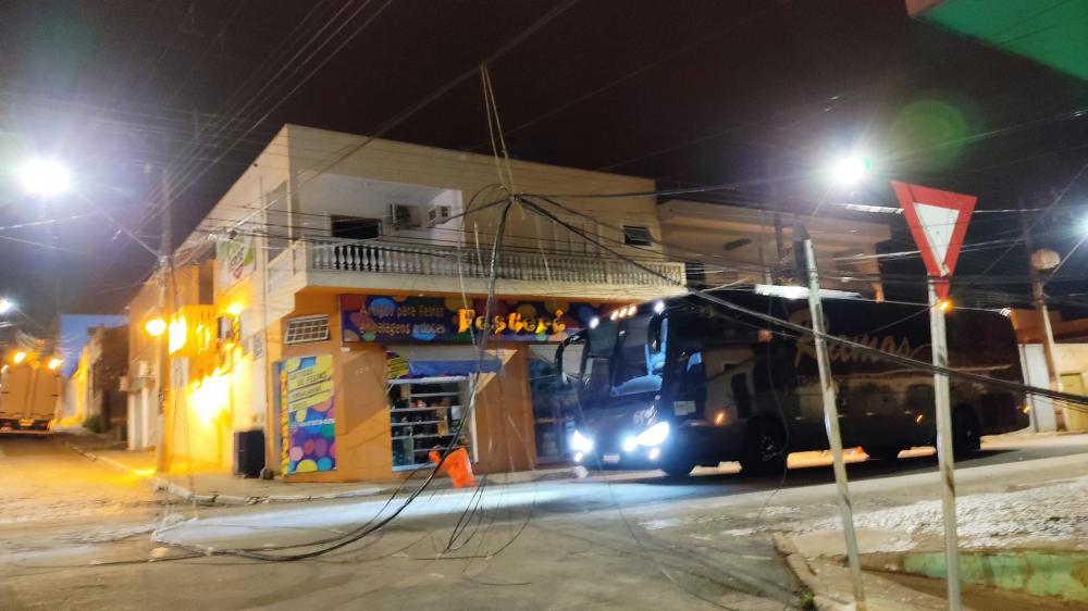 Caminhão deixa parte de Siqueira Campos sem luz e internet