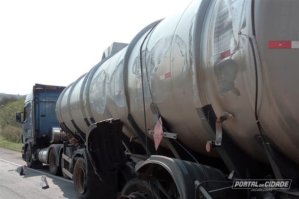 Acidente entre carretas deixa trânsito lento na BR-153