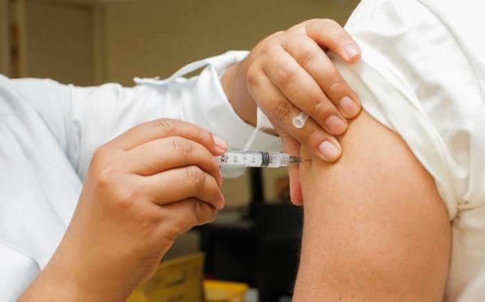 Covid-19: dose de reforço de vacina diferente protege mais, diz estudo