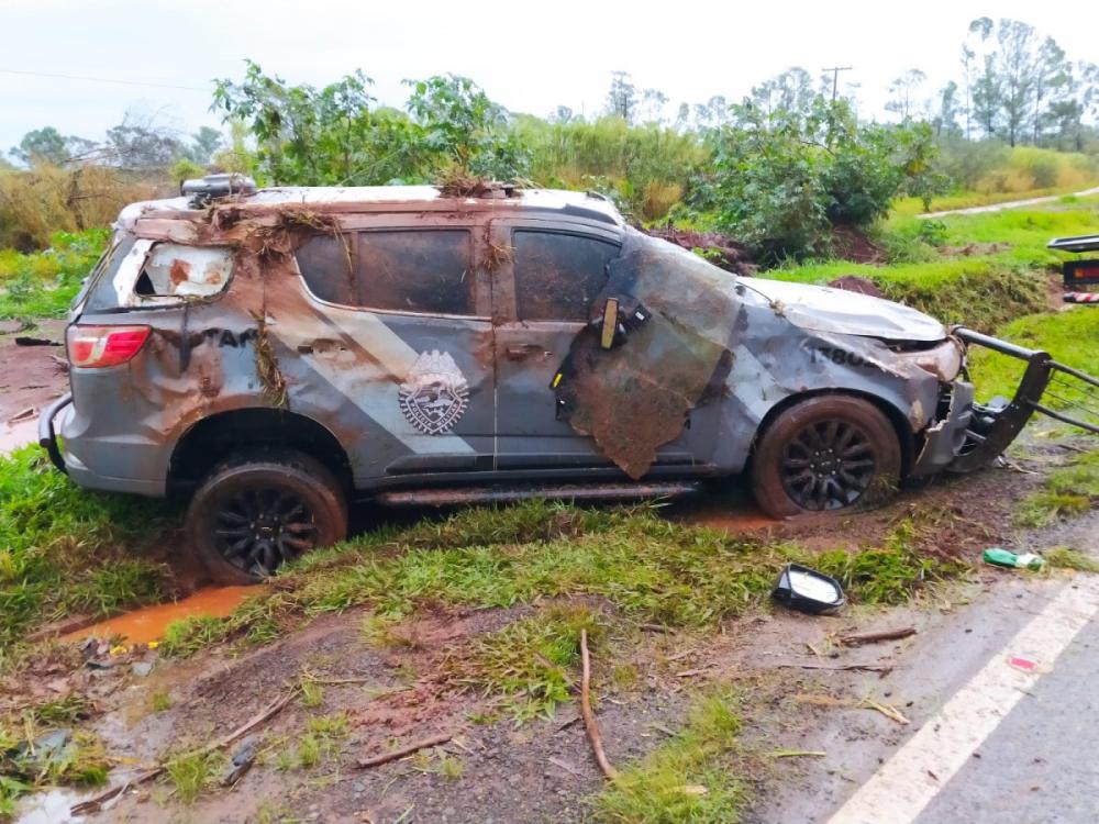 Viatura da Rotam capota e três policiais ficam feridos
