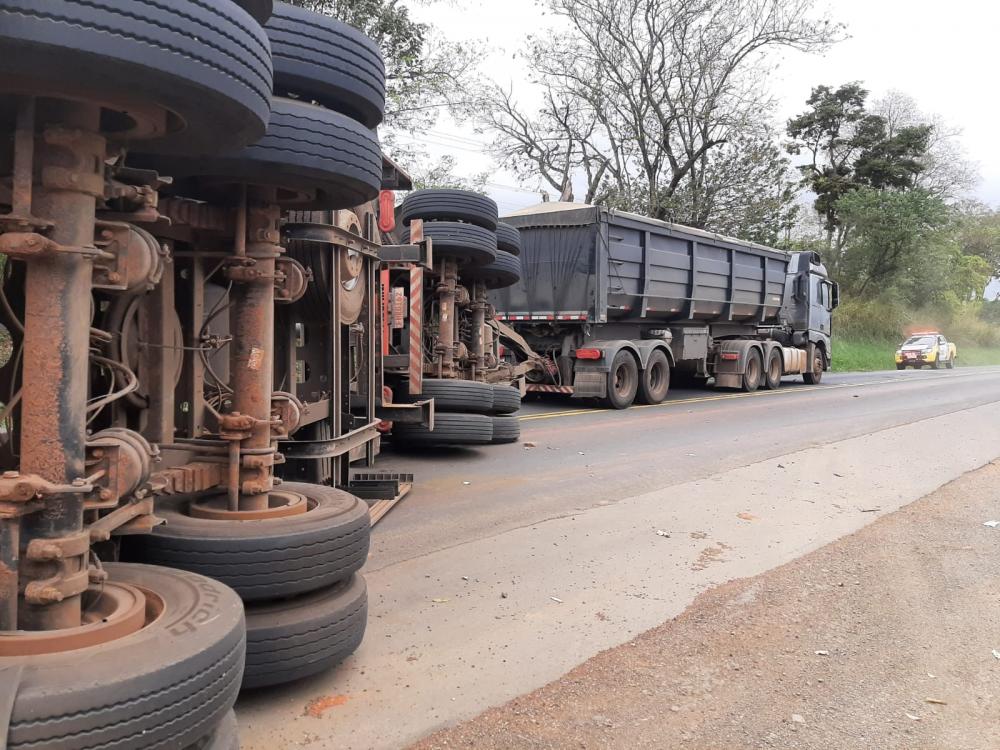 Acidente com carreta deixa trânsito lento na PR-092 em Wenceslau Braz