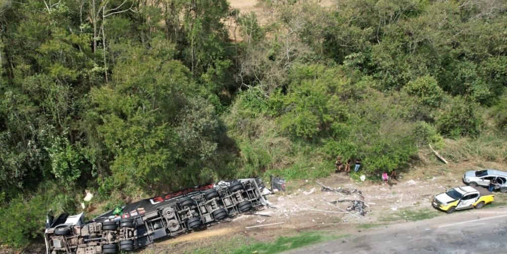 Carreta tomba na PR-092 entre Wenceslau Braz e Siqueira Campos