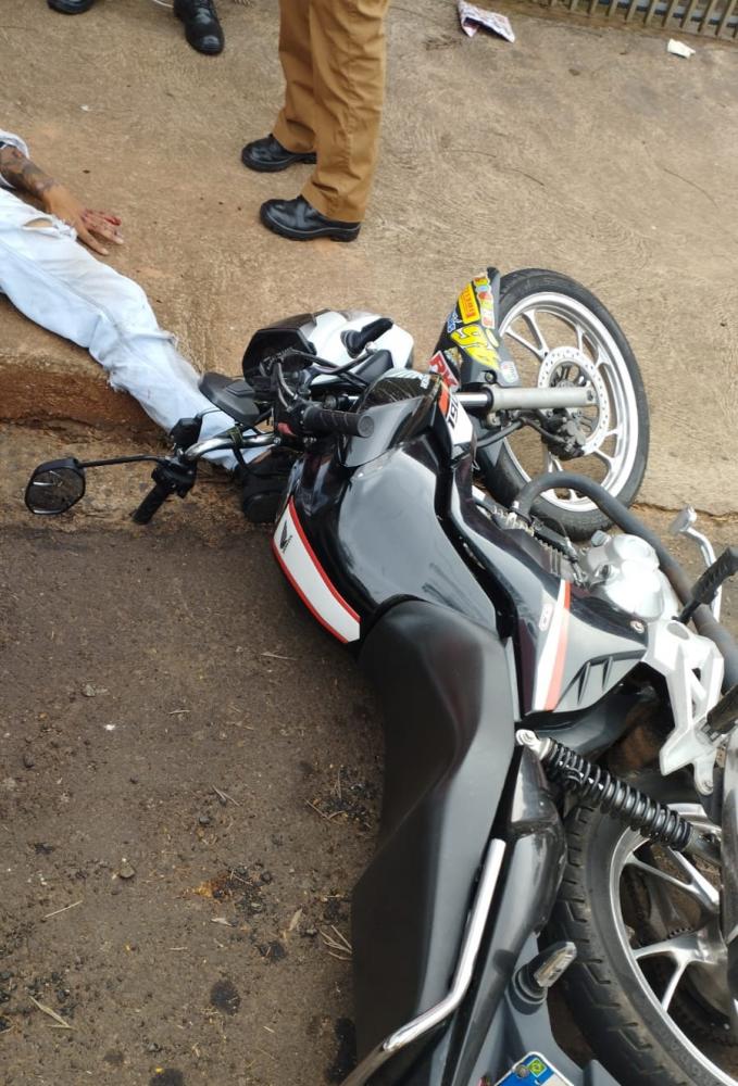 Motociclista chama no grau em frente a viatura e cai durante a fuga