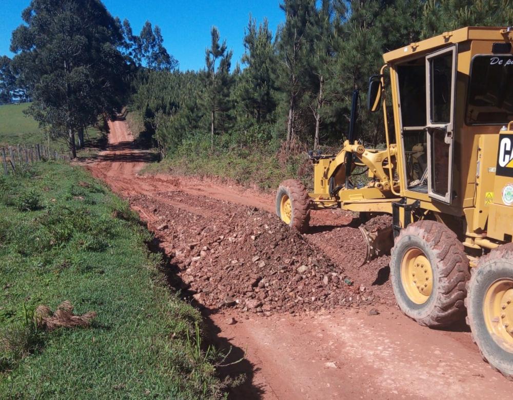 Prefeitura de Jaguariaíva recupera estradas após período de chuvas