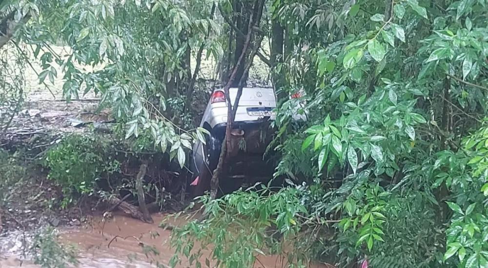 Bombeiros encontram corpo de menina que estava em carro levado pela enxurrada 