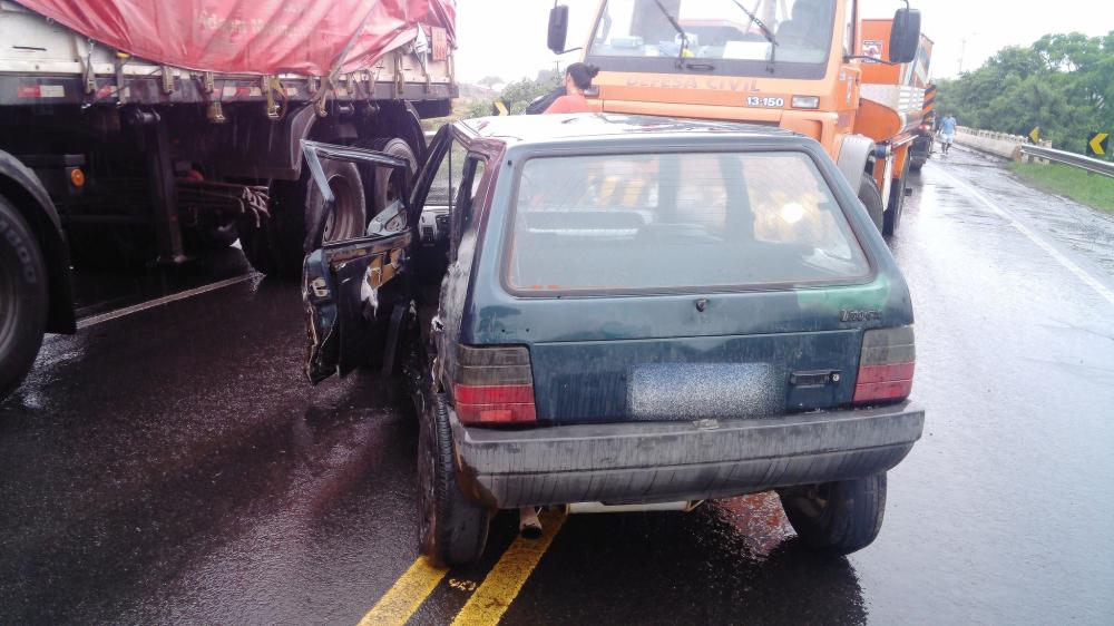 Acidente deixa motorista ferido e trânsito lento na PR-092
