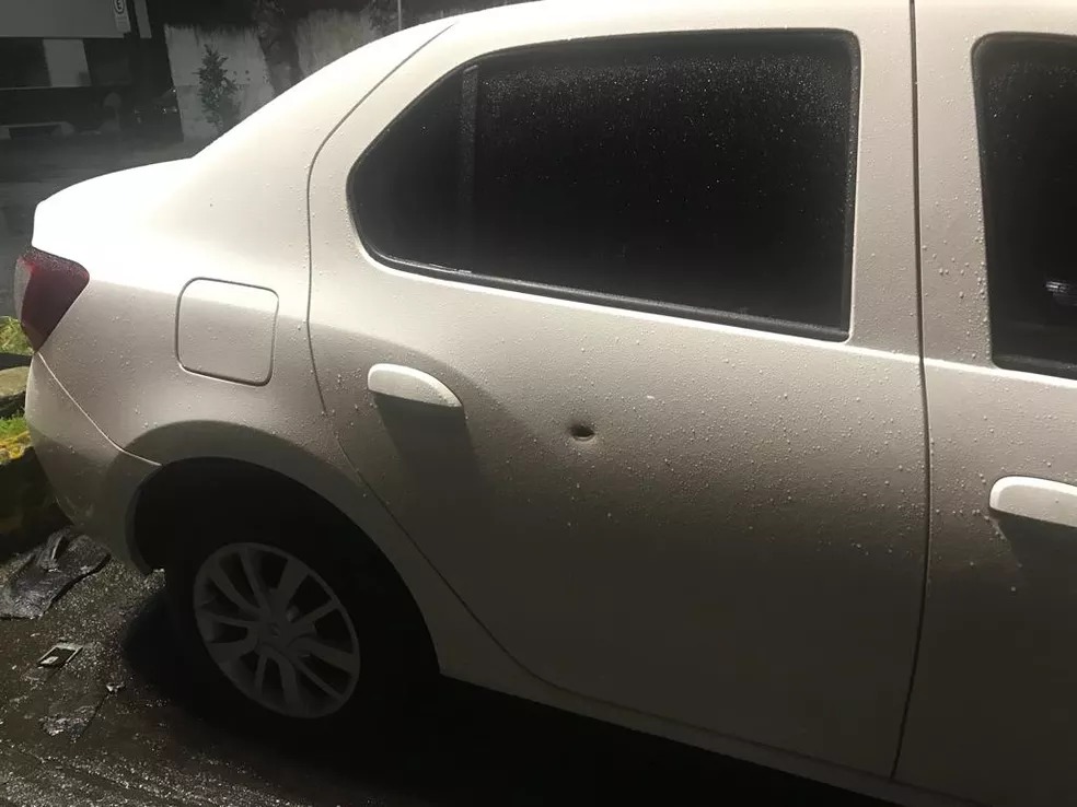 Motorista é surpreendido por criminosos que atiram em seu carro