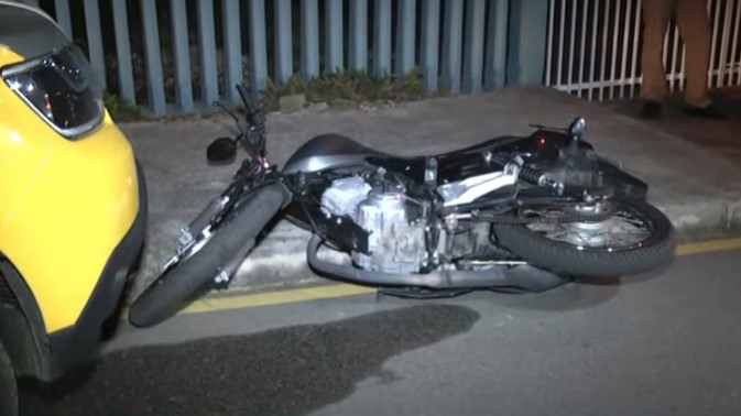 Motociclista bêbado bate em viatura da PM e acaba preso