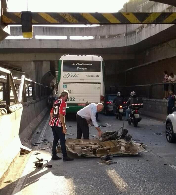 Ônibus com torcida da região bate em viaduto e fica sem teto em São Paulo
