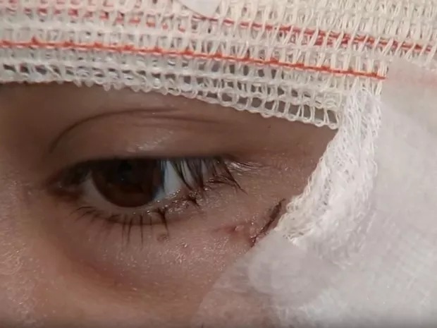 Mulher desmaia após ser espancada e jogada de caminhonete