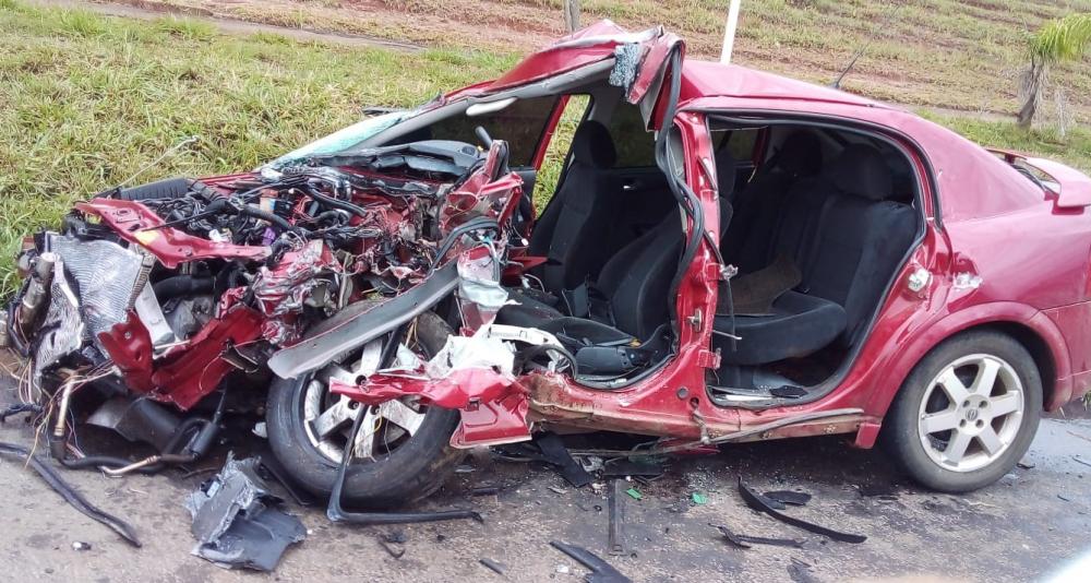 Carro fica destruído e motorista sobrevive por milagre na BR-153
