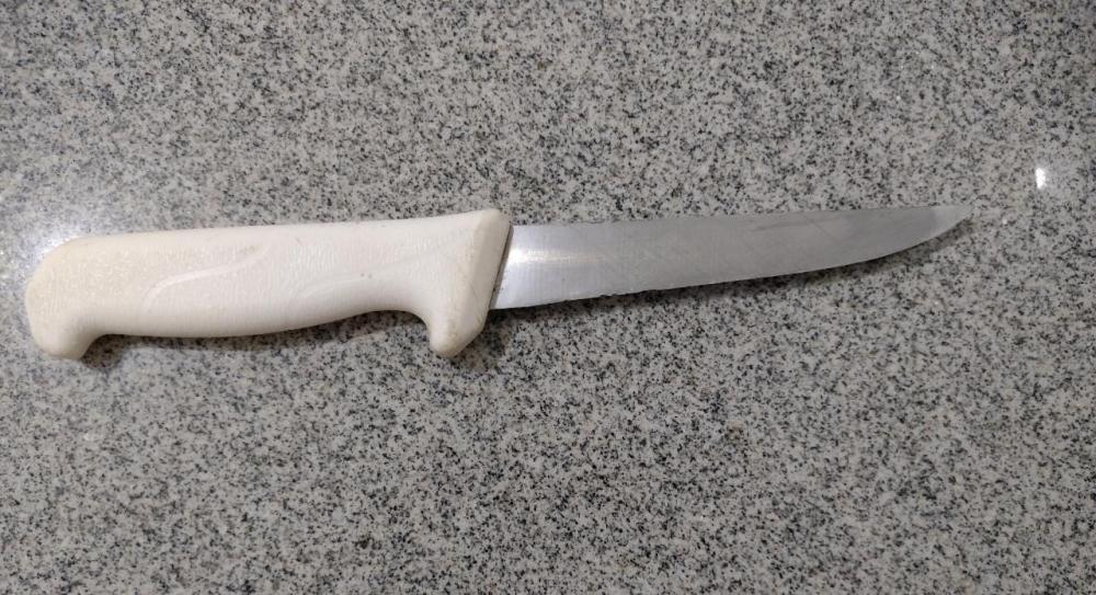 Mulher é surpreendida por adolescente enquanto trocava de roupa