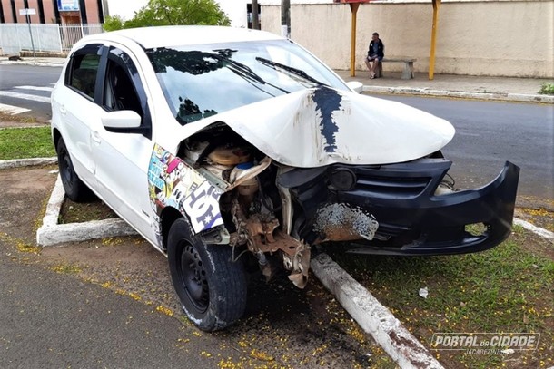 Motorista fica ferido após carro bater em árvore em Jacarezinho