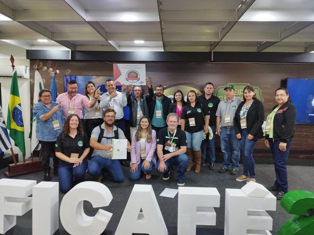 Produtores de morango recebem certificação IG na FICAFÉ 2022