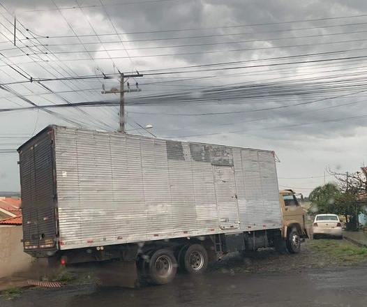 Mais um caminhão arrebenta fios em Siqueira Campos