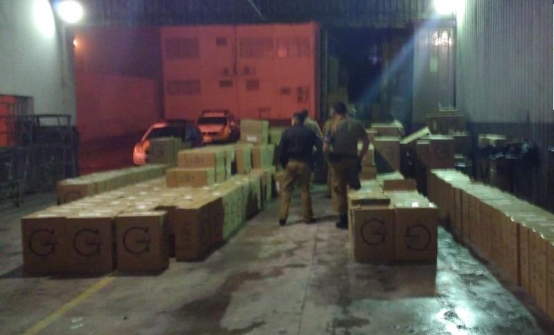 Caminhoneiro chama polícia e acaba preso com cigarro contrabandeado