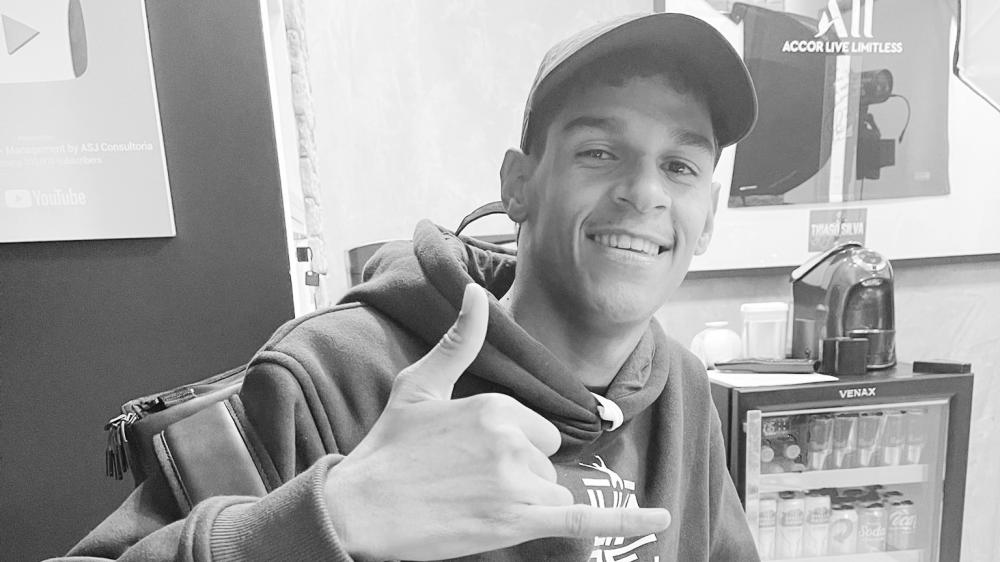 Luva de Pedreiro após críticas por não saber inglês: ‘Trabalhe meia hora no sol quente’