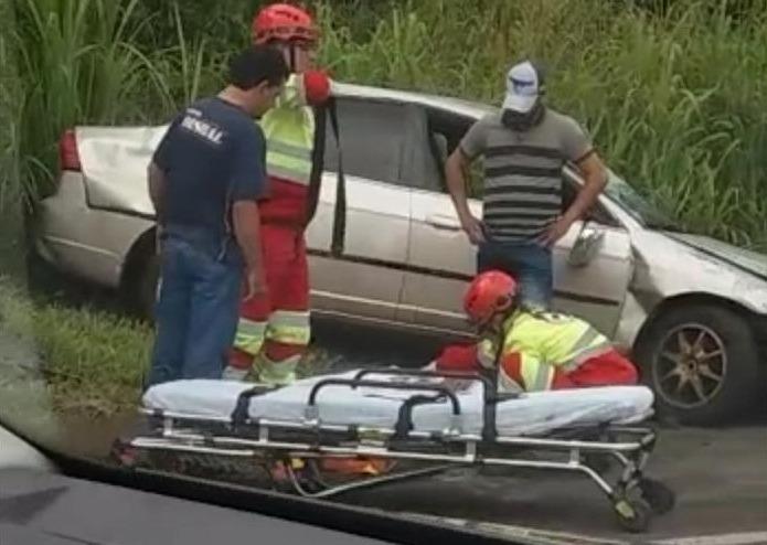 Três pessoas ficam feridas em acidente com capotamento