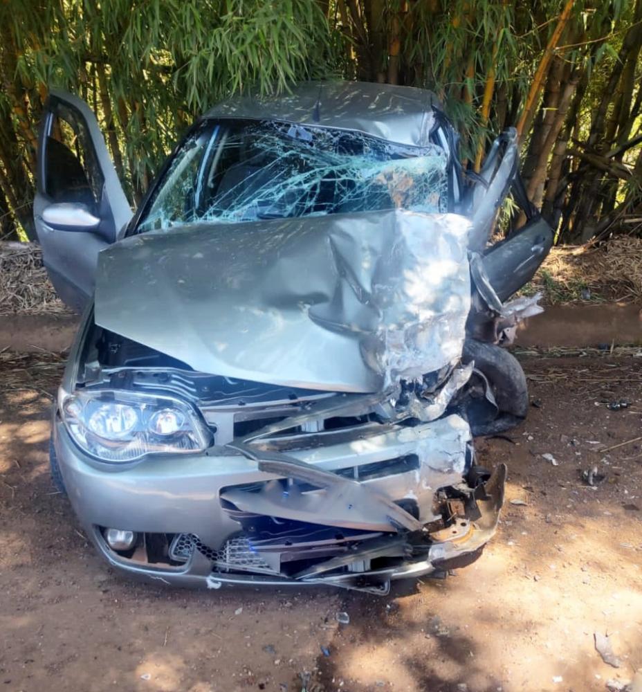 Acidente entre carro e carreta deixa motorista ferido na PR-092