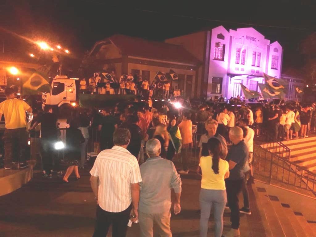 População da região comemora vitória de Bolsonaro com carreata e fogos