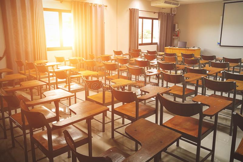 Aluno é flagrado mostrando a bunda em frente a escola da região