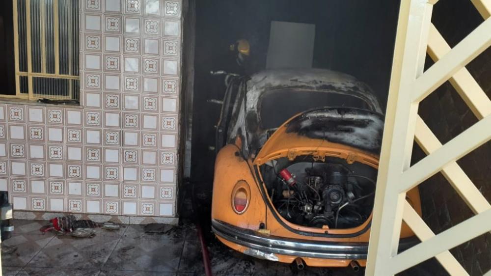 Fusca pega fogo em garagem de residência