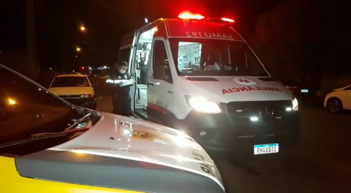 Jovem é socorrido pelo SAMU após ser encontrado ferido