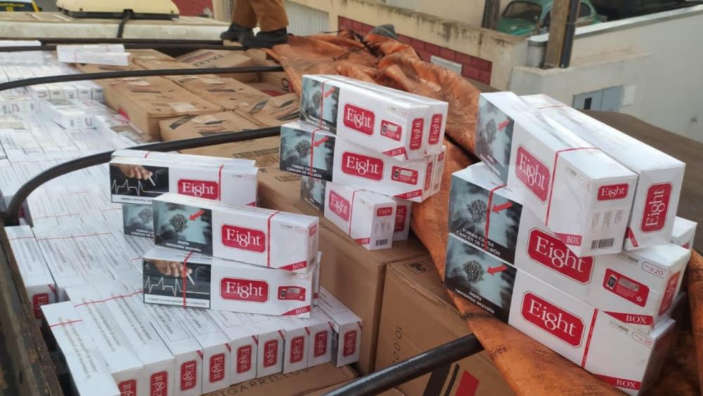 PM apreende caminhão carregado com cigarros do Paraguai