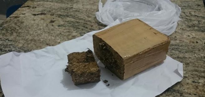 Motoboy contratado por detento para buscar drogas acaba preso