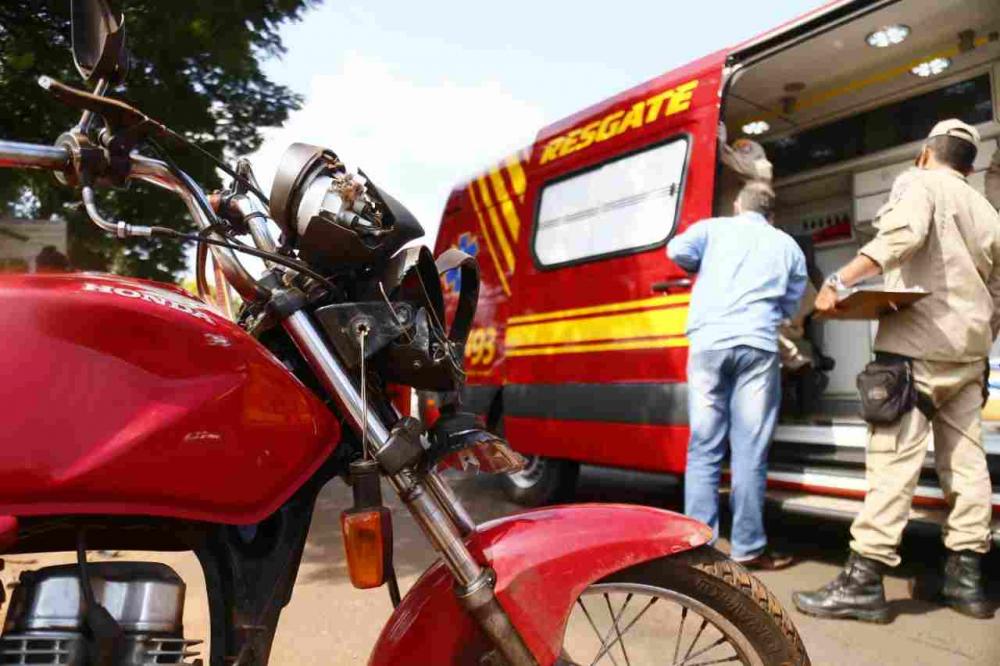 Homem morre após bater moto em poste