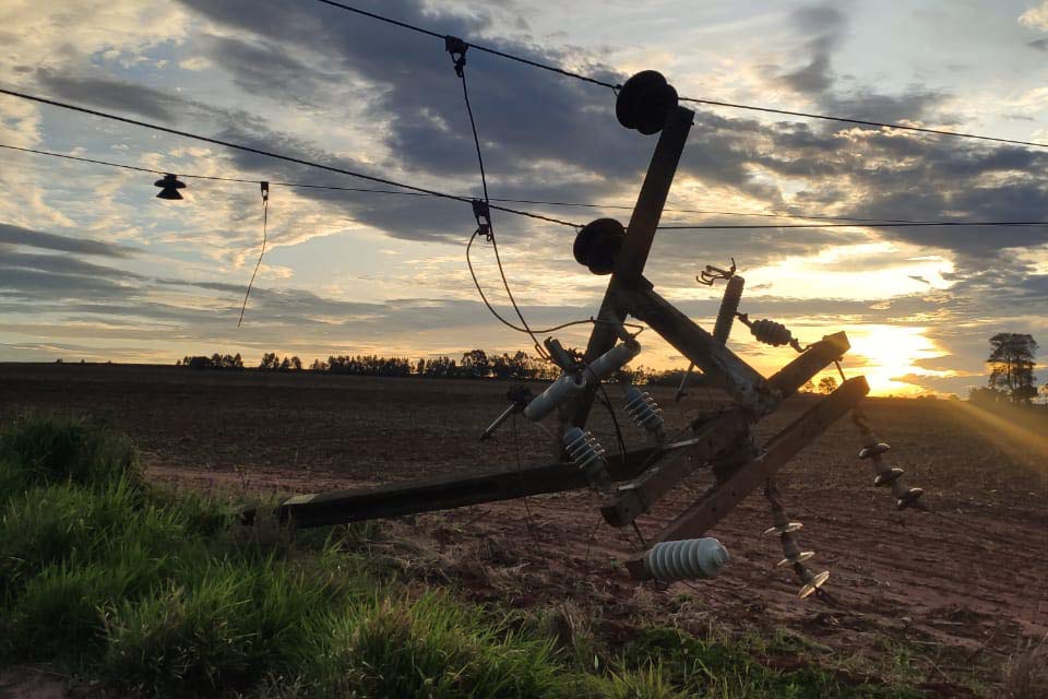 Temporal causa prejuízos e deixa milhares de casas sem luz no Norte Pioneiro