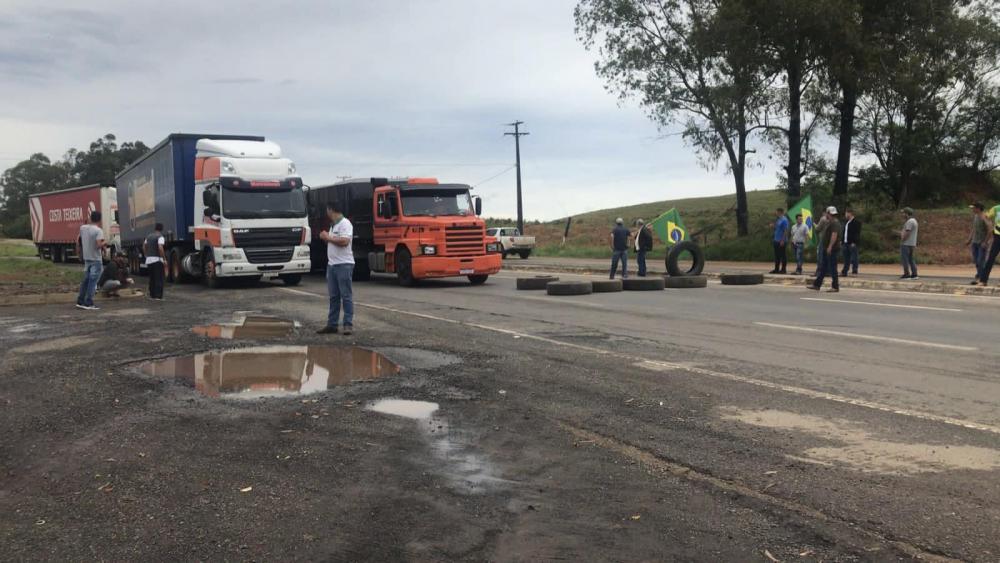PROTESTO: Caminhoneiros bloqueiam a BR-153 em Ibaiti