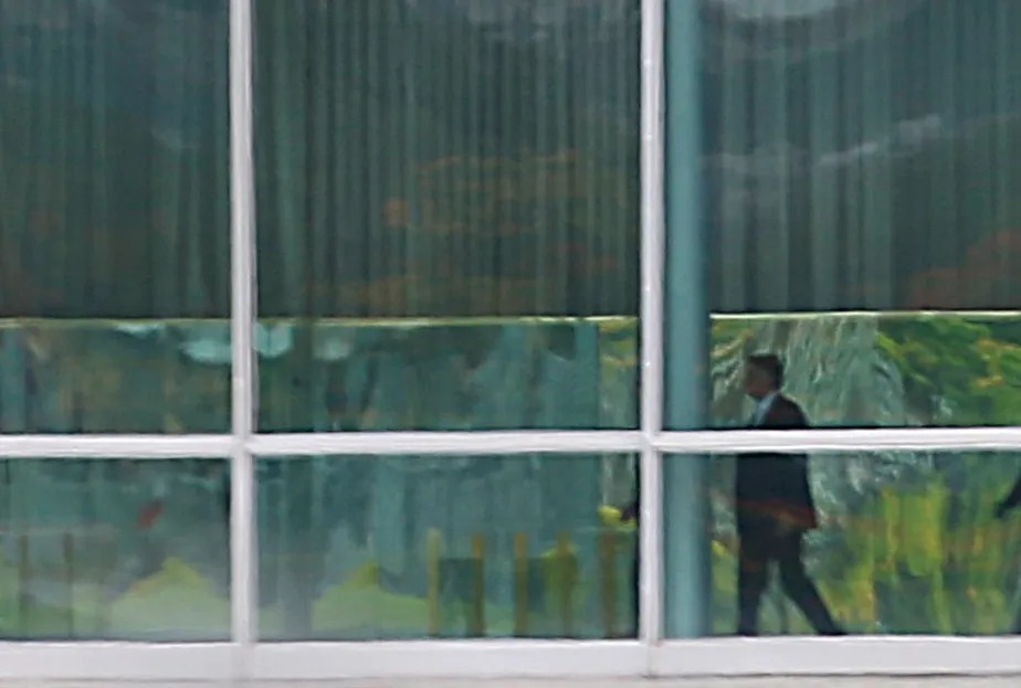 Após vitória de Lula e protesto de apoiadores, Bolsonaro segue calado