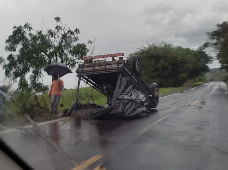 Motorista perde o controle e capota na PR-090