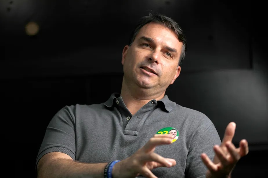 Flavio Bolsonaro pede que apoiadores ergam a cabeça e não desistam do Brasil