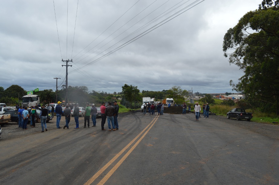 Norte Pioneiro segue com bloqueios na PR-092 e BR-153