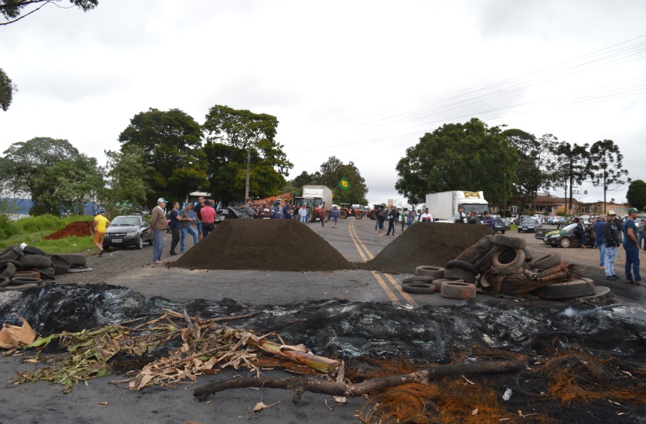 Mais manifestantes chegam e bloqueio em Wenceslau Braz continua