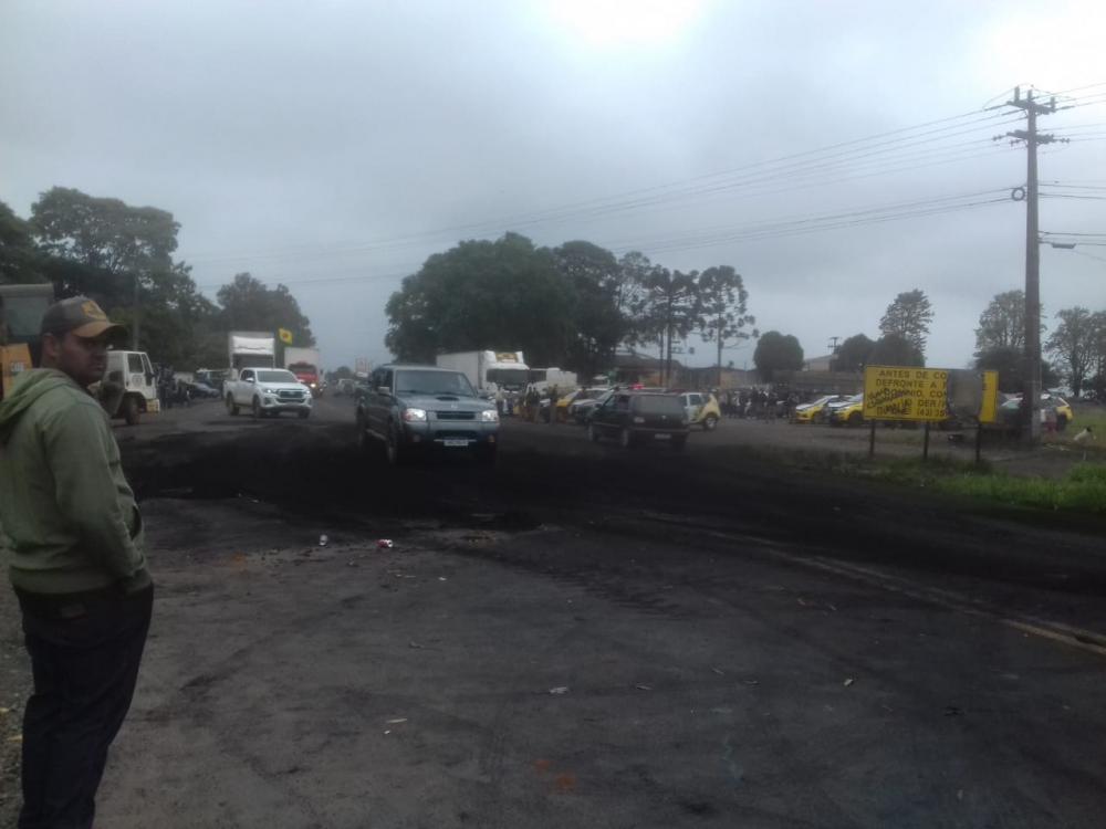Trânsito é liberado na PR-092 em Wenceslau Braz, mas protesto continua