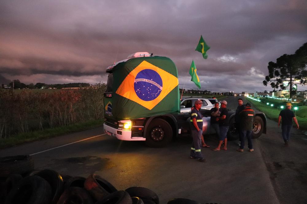 PR-092 ainda tem bloqueio na cidade de Arapoti