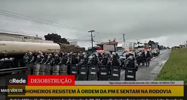 Clima tenso na PR-151 entre PM e manifestantes
