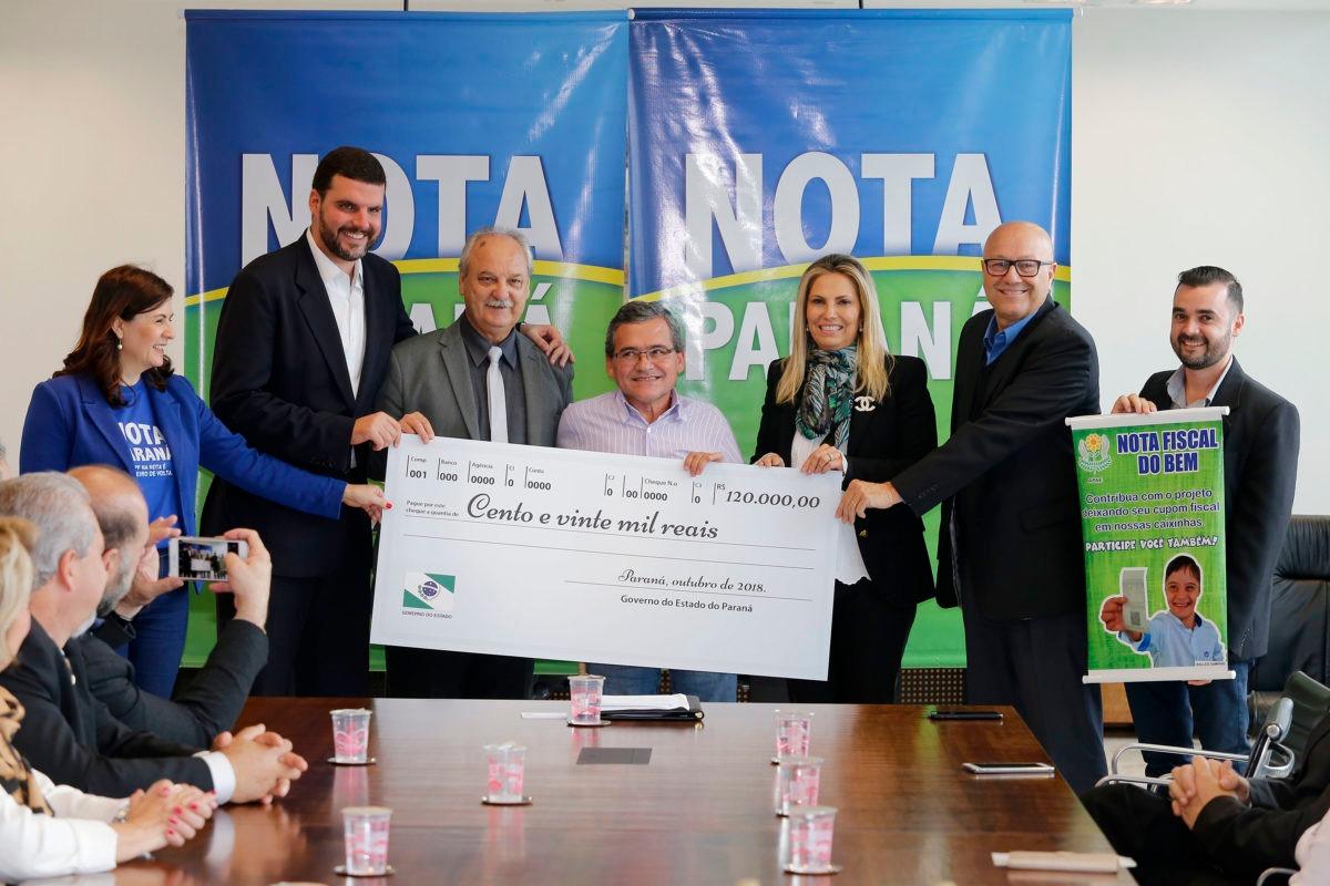Cida entrega prêmio de R$ 120 mil para APAE da região